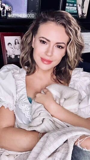 Alyssa Milano Nude  Leaks 5 Photos