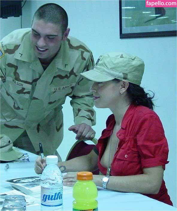 Alyssa Milano Nude  Leaks 14 Photos