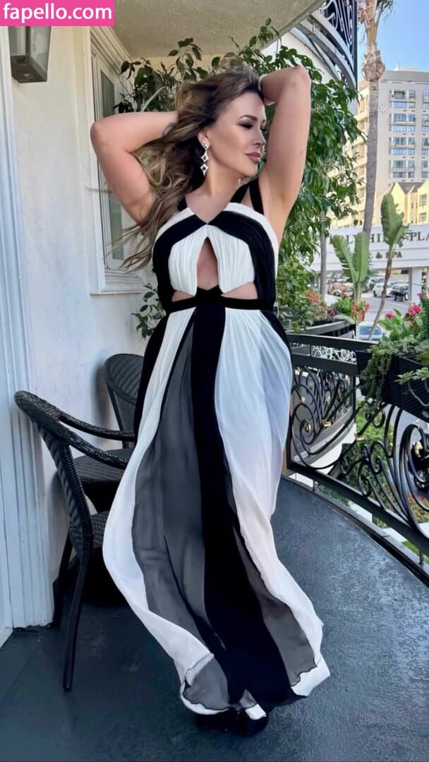 Alyssa Milano Nude  Leaks 4 Photos