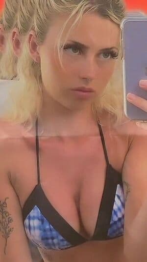 Amy Mason Nude  Leaks 2 Photos