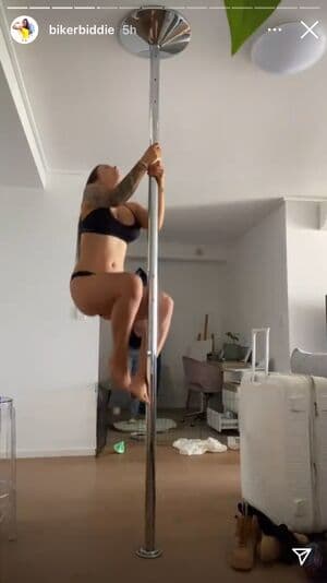 Biker Biddie Nude OnlyFans Leaks 4 Photos