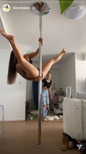 Biker Biddie Nude OnlyFans Leaks 4 Photos