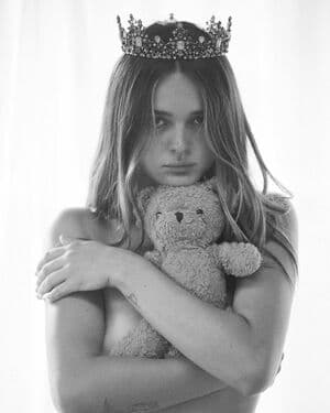 Charlotte Lawrence Nude OnlyFans Leaks 2 Photos