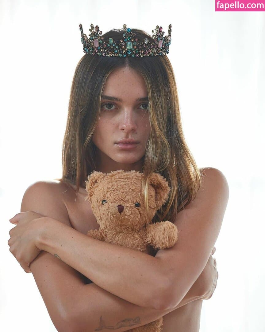 Click to view full size Charlotte Lawrence Nude OnlyFans Leaks 2 Photos