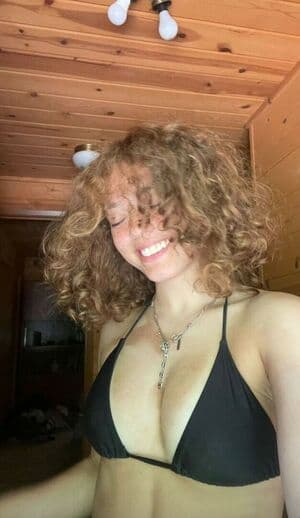 clara.west Nude  Leaks 2 Photos