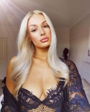 Courtney Fox Nude  Leaks 2 Photos