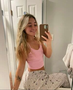 Courtney Kuhnel Nude  Leaks 19 Photos