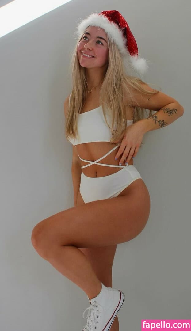 Courtney Kuhnel Nude  Leaks 5 Photos