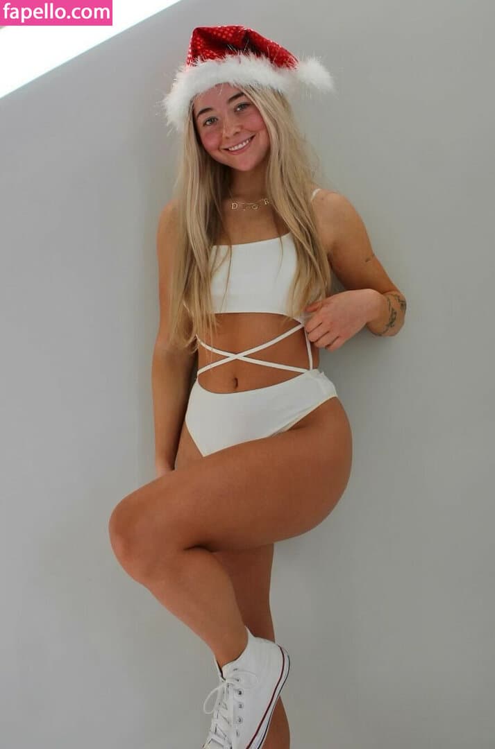 Courtney Kuhnel Nude  Leaks 5 Photos