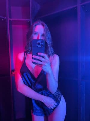 Dr. Hannah Straight Nude  Leaks 3 Photos