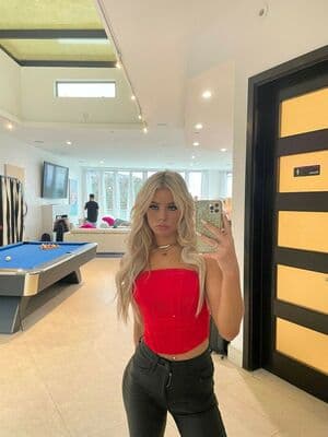 Eliza Lucas Nude  Leaks 3 Photos