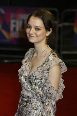 Esme Creed-Miles Nude  Leaks 6 Photos