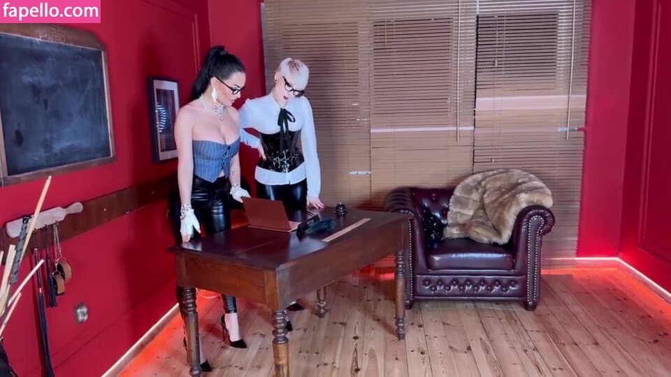 Evil Woman Nude  Leaks 12 Photos