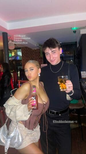 Faye Hanson Nude  Leaks 2 Photos