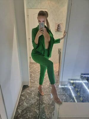 Florane Russell Nude  Leaks 18 Photos