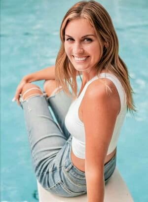 Hannah Alyward Nude  Leaks 3 Photos