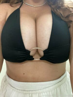 Hayley Aurisch Nude  Leaks 7 Photos