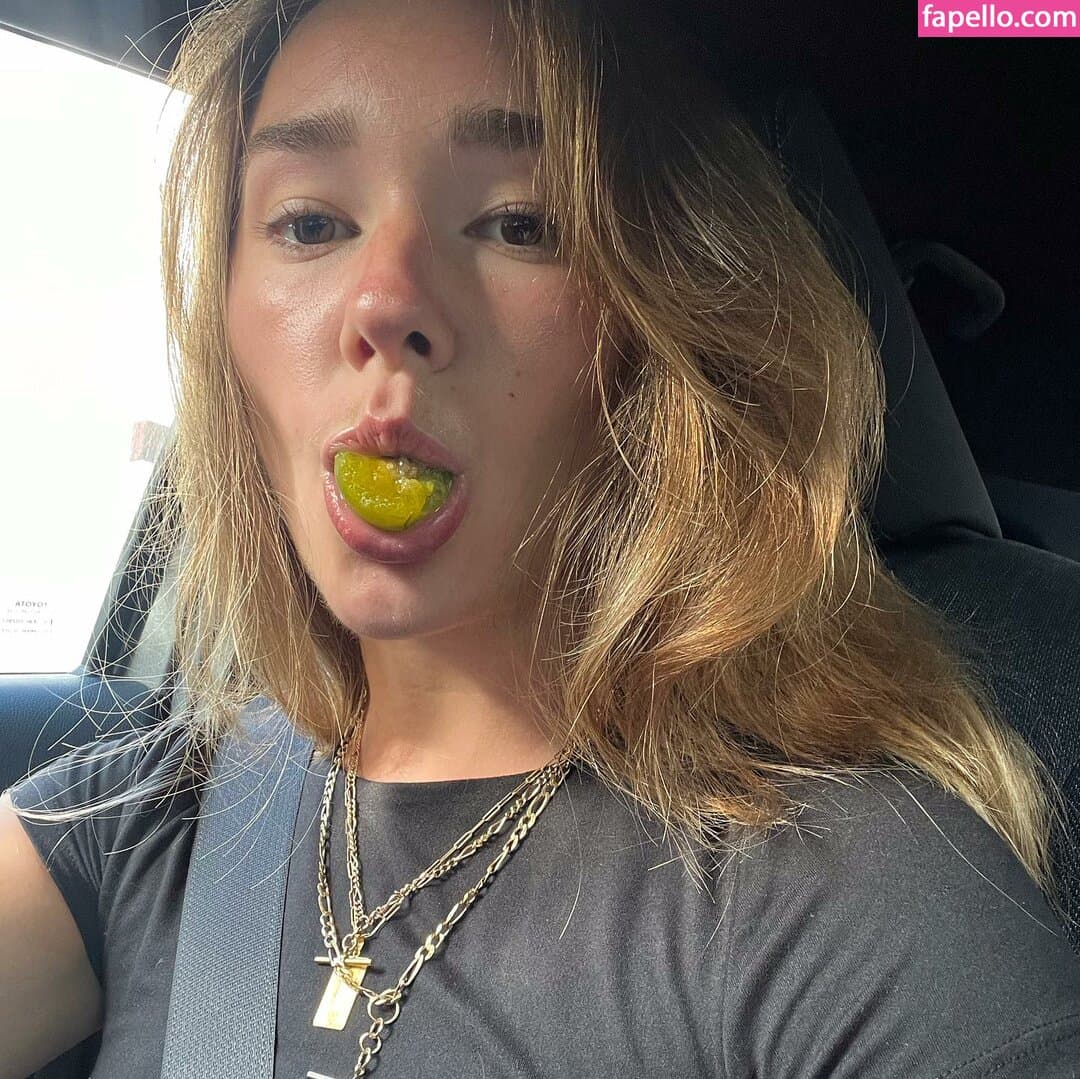 Holly Taylor Nude  Leaks 15 Photos