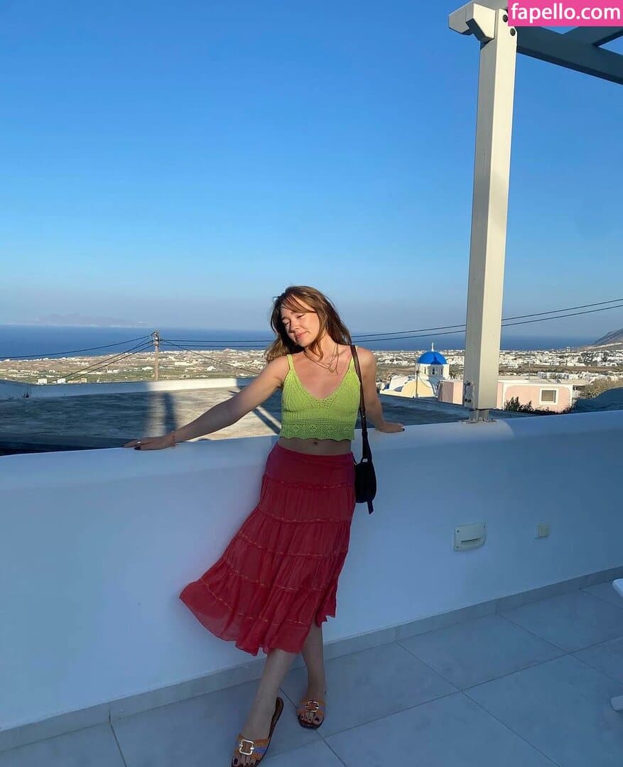 Holly Taylor Nude  Leaks 15 Photos