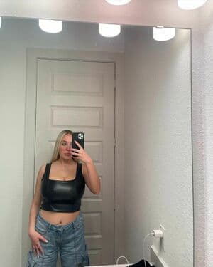 Holly Y Nude  Leaks 3 Photos