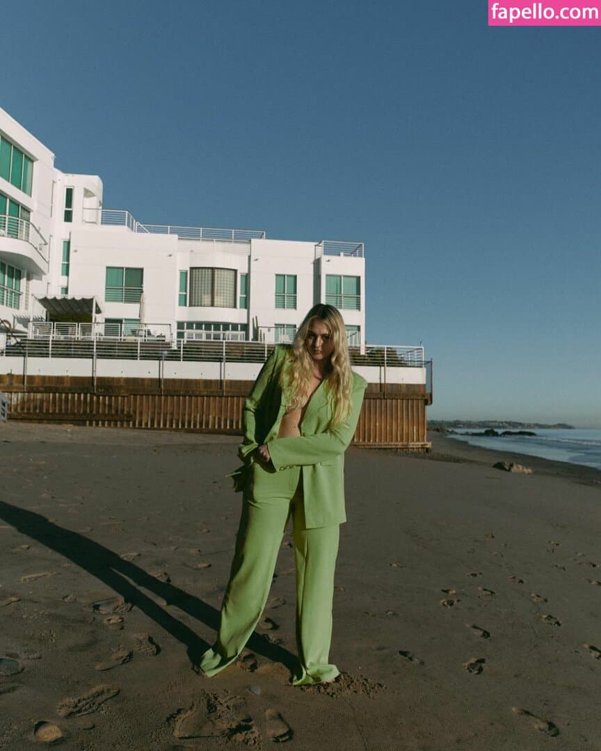 Click to view full size Iskra Lawrence Nude Leaks 8 Photos