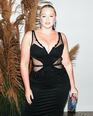 Click to view full size Iskra Lawrence Nude Leaks 5 Photos