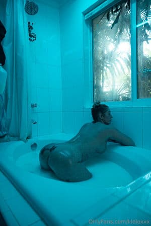 Kleio Valentien Nude  Leaks 2 Photos