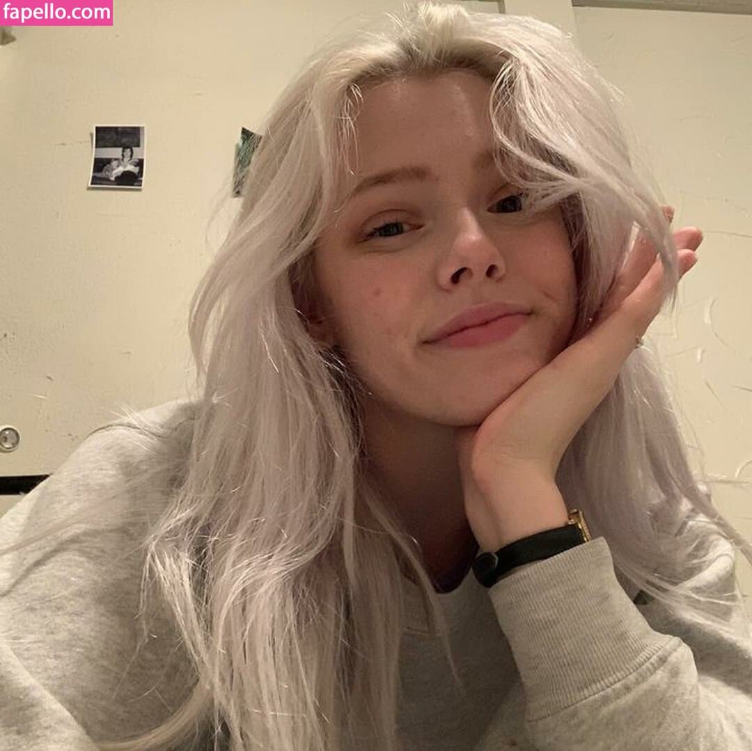 Lana Collins Nude  Leaks 2 Photos