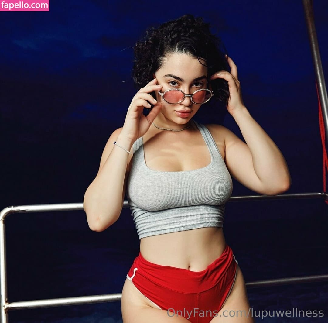 Liz Nude  Leaks 3 Photos