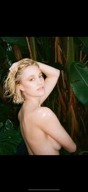Maika Monroe Nude  Leaks 18 Photos