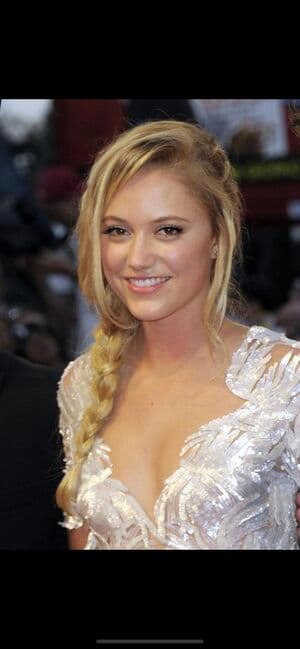 Maika Monroe Nude  Leaks 18 Photos