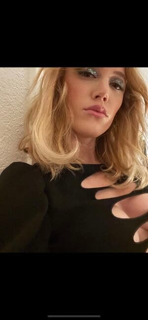 Maika Monroe Nude  Leaks 18 Photos