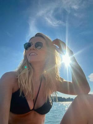 Melissa Naschenweng Nude  Leaks 3 Photos