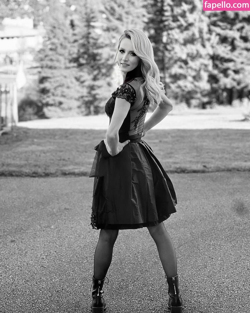 Melissa Naschenweng Nude  Leaks 5 Photos