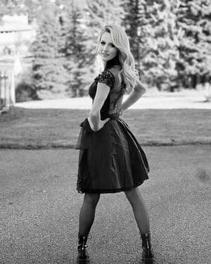 Melissa Naschenweng Nude  Leaks 3 Photos