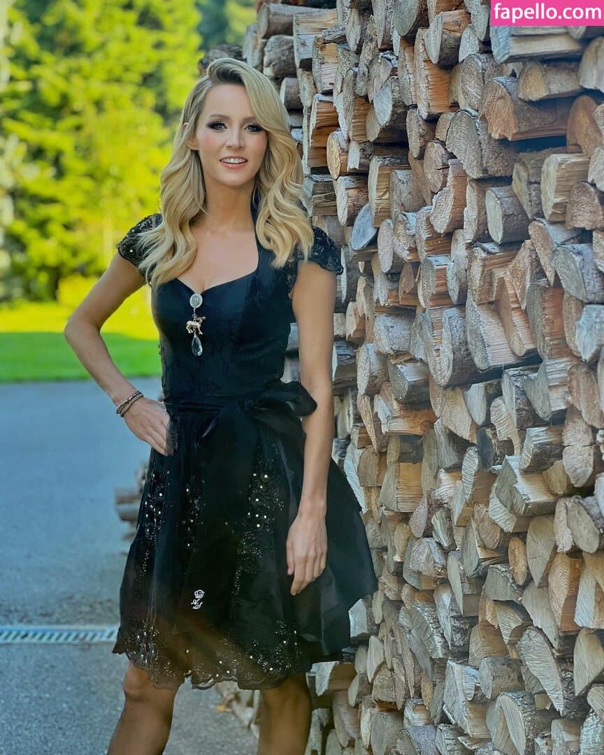 Melissa Naschenweng Nude  Leaks 5 Photos