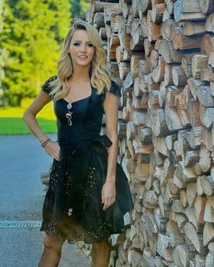 Melissa Naschenweng Nude  Leaks 3 Photos