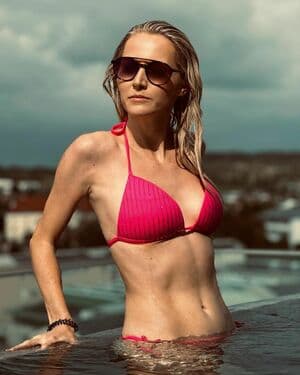 Melissa Naschenweng Nude  Leaks 2 Photos