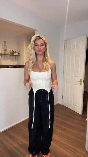 Molly Rainford Nude  Leaks 8 Photos