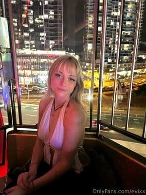 Olivia Evi Plant Nude OnlyFans Leaks 8 Photos