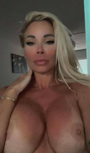 Robbin Banx Nude  Leaks 2 Photos