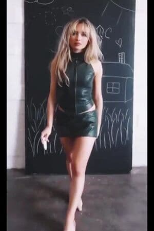 Sabrina Carpenter Nude OnlyFans Leaks 6 Photos