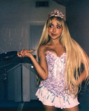 Sabrina Carpenter Nude OnlyFans Leaks 6 Photos