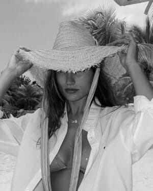 Sasha Meneghel Nude  Leaks 7 Photos