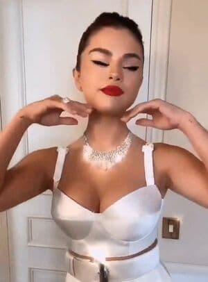 Selena Gomez Nude  Leaks 2 Photos