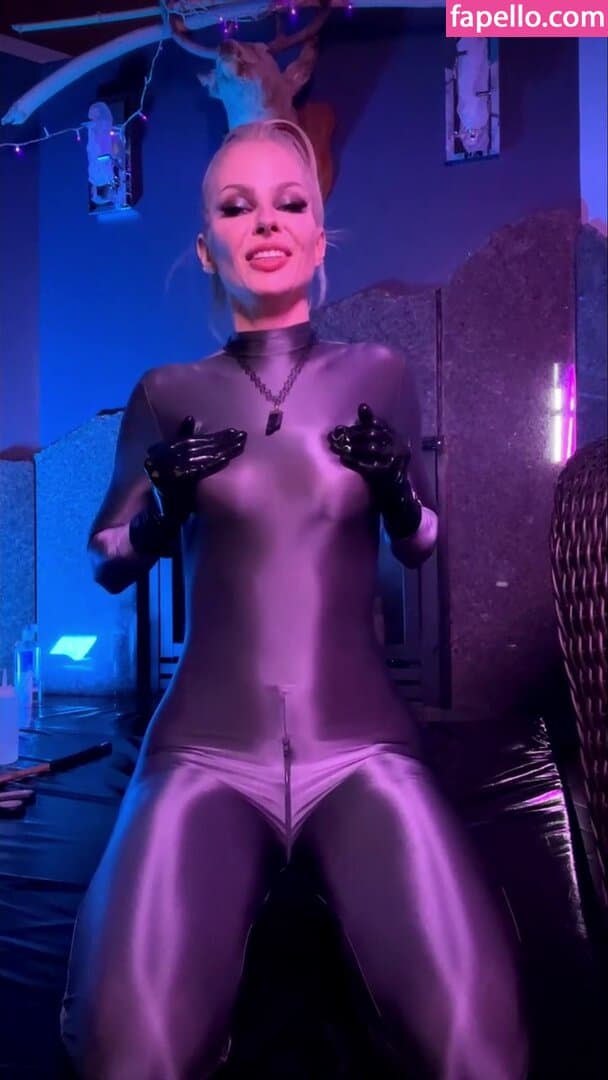 Stacy Quartz Nude  Leaks 2 Photos