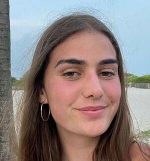 Stephanie Sequeira Nude  Leaks 4 Photos