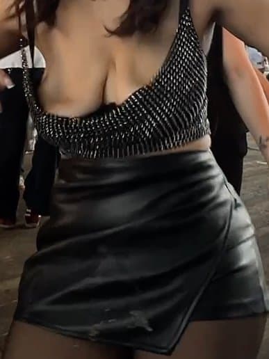 Bouncy boobs at festival (nipslip?)