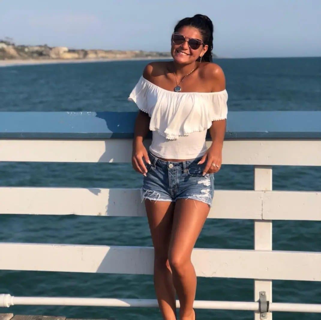 Dark haired, dark eyed sexy beauty wants you to goon