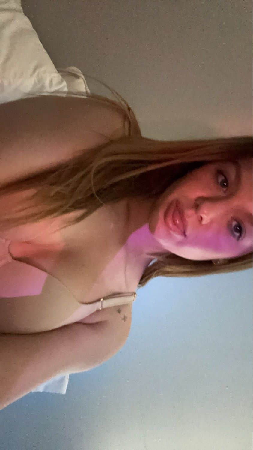 Me or savannah bond ? (My pussy is tighter)